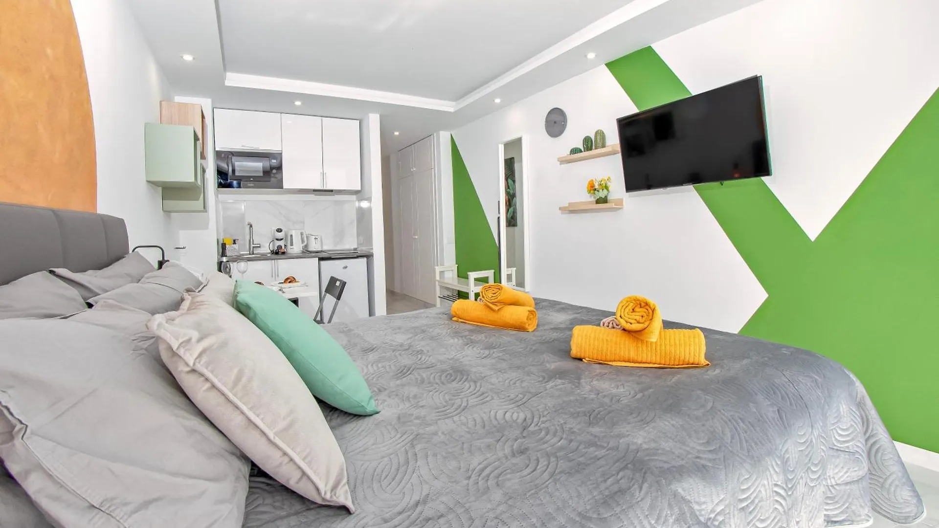 Apartman Apart Hotel Ponderosa With A Pool & View, Studio 226 Playa Feñabe
