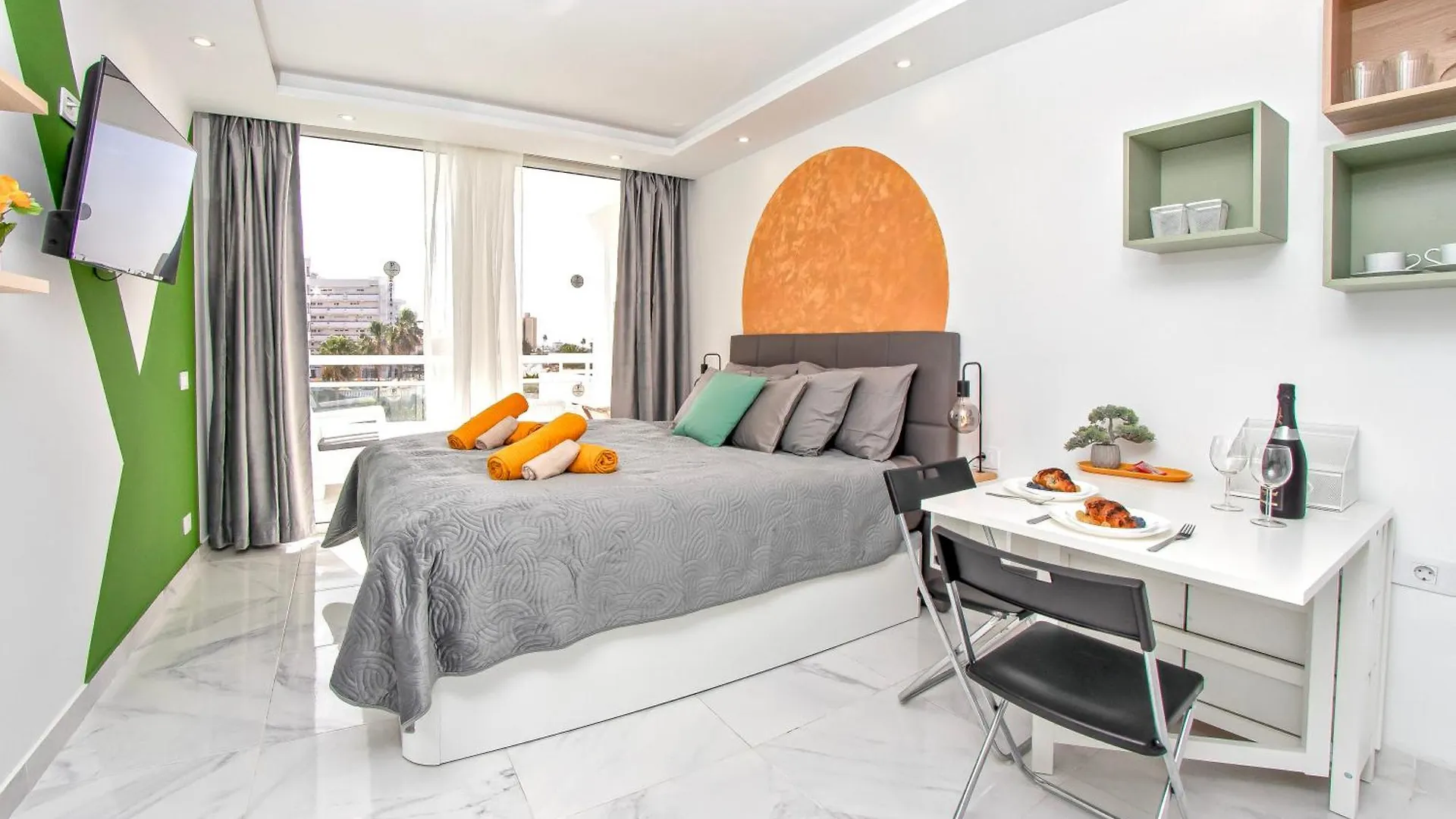 Apart Hotel Ponderosa With A Pool & View, Studio 226 Playa Feñabe アパート